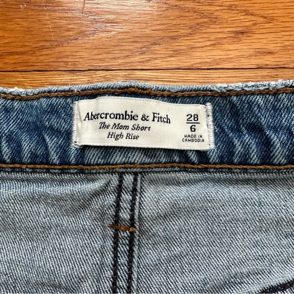 Abercrombie ‘The Mom Short’ High Rise Jean Shorts - Picture 7 of 10